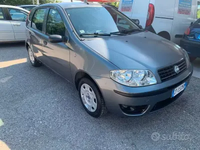 Begagnad Fiat Punto 60 HK (44 kW) 2004 Grå Halvkombi