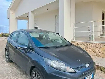 Usata Ford Fiesta 68 CV (50 kW) 2010 Grigio Berlina