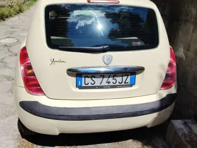 Usata Lancia Ypsilon 60 CV (44 kW) 2005 Beige Utilitaria