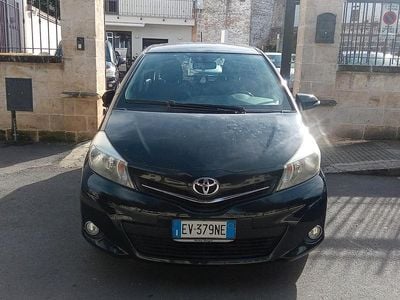 Usata Toyota Yaris Lounge 99 CV (72 kW) 2014 Nero Utilitaria