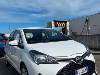 Usata Toyota Yaris Lounge 90 CV (66 kW) 2016 Bianco Berlina