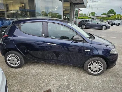Usata Lancia Ypsilon Gold 69 CV (50 kW) 2016 Blu metallizzato Utilitaria