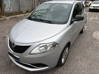 Usata Lancia Ypsilon Gold 69 CV (50 kW) 2016 Argento Utilitaria