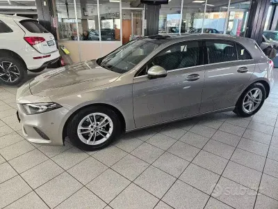 Usata Mercedes A180 Premium 116 CV (85 kW) 2020 Antracite perlato Berlina