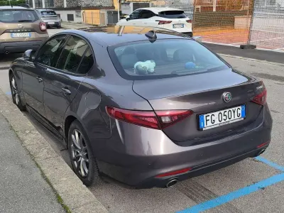 Usado Alfa Romeo Giulia Business 179 HP (131 kW) 2017 Cinzento Sedan