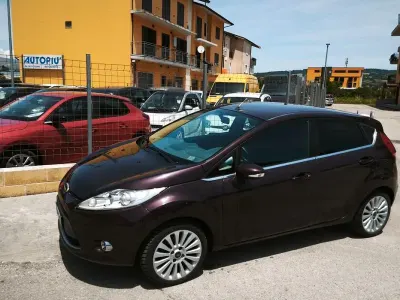 Usata Ford Fiesta Titanium 68 CV (50 kW) 2010 Marrone Berlina