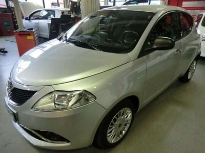 Usata Lancia Ypsilon Gold 69 CV (50 kW) 2016 Argento Utilitaria