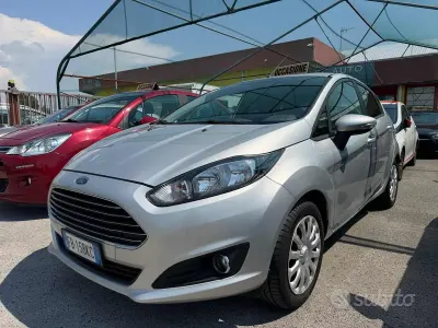 Usata Ford Fiesta 60 CV (44 kW) 2015 Grigio Utilitaria