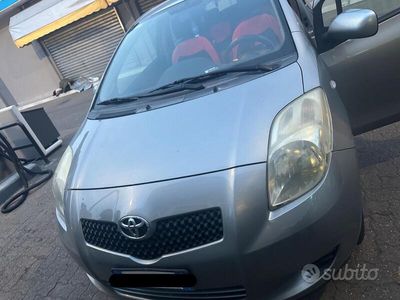 Usata Toyota Yaris 86 CV (63 kW) 2007 Grigio Utilitaria