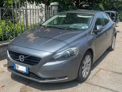 Usata Volvo V40 Momentum 190 CV (139 kW) 2015 Blu/azzurro Berlina