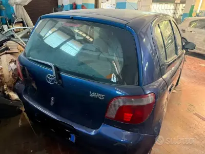 Usata Toyota Yaris 86 CV (63 kW) 2001 Bluazzurro Utilitaria