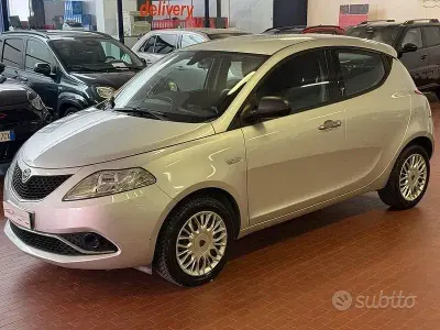 Usata Lancia Ypsilon Silver 69 CV (50 kW) 2016 Grigio Utilitaria