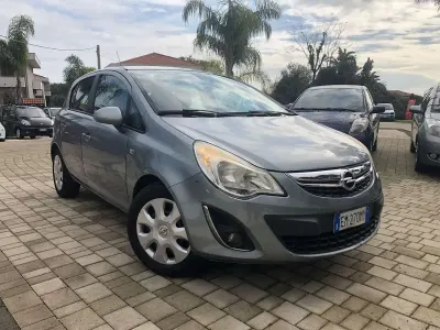 Usado Opel Corsa Cosmo 75 CV (55 kW) 2012 Gris Utilitario