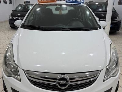 Usata Opel Corsa Cosmo 85 CV (62 kW) 2011 Bianco Utilitaria
