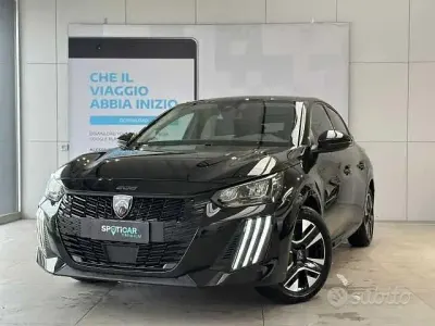 Usata Peugeot 208 Allure 101 CV (74 kW) 2025 Grigio Utilitaria