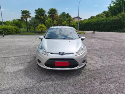 Usata Ford Fiesta Titanium 68 CV (50 kW) 2009 Grigio Berlina