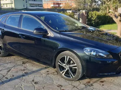 Usado Volvo V40 Summum 114 CV (83 kW) 2014 Negro Berlina