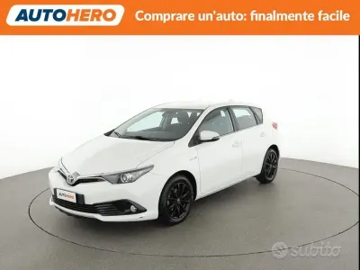 Begagnad Toyota Auris Hybrid Active 99 HK (72 kW) 2018 Vit Sedan