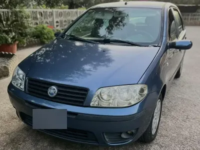 Usata Fiat Punto Dynamic 80 CV (58 kW) 2004 Bluazzurro Utilitaria