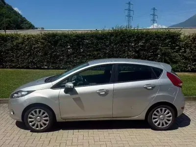 Usata Ford Fiesta 82 CV (60 kW) 2010 Grigio Berlina