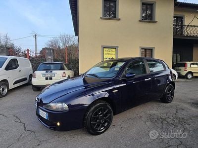 Usata Alfa Romeo 147 120 CV (88 kW) 2006 Blu Utilitaria
