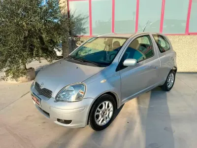 Usata Toyota Yaris 65 CV (47 kW) 2005 Grigio Berlina