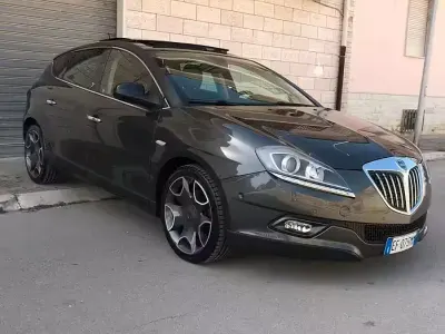 Usata Lancia Delta 190 CV (139 kW) 2010 Grigio Utilitaria