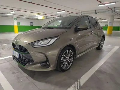 Usata Toyota Yaris Hybrid Lounge 92 CV (67 kW) 2024 Bronzo Berlina