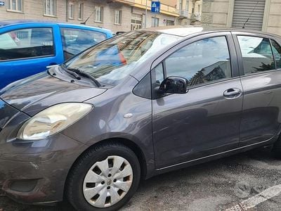 Usata Toyota Yaris Sol 101 CV (74 kW) 2009 Grigio Utilitaria
