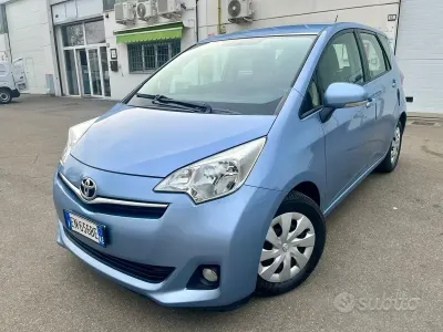 Gebraucht Toyota Verso-S 90 PS (66 kW) 2012 Blau Van / Kleinbus