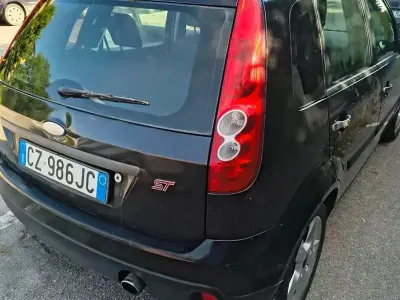Usata Ford Fiesta Ghia 75 CV (55 kW) 2006 Utilitaria
