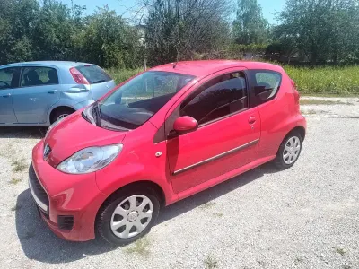 Usata Peugeot 107 68 CV (50 kW) 2010 Rosso Utilitaria