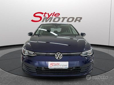 Blu Usata 2021 VW Golf VIII Life Berlina | 17.499 € (Buon prezzo)