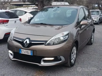 Käytetty Renault Scenic E-Tech XMOD 110 HP (80 kW) 2014 Ruskea Tila-auto