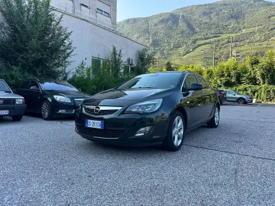 Usata Opel Astra 140 CV (102 kW) 2012 Nero Berlina