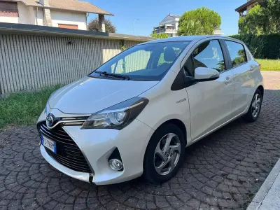 Usata Toyota Yaris Hybrid Active 73 CV (53 kW) 2016 Bianco Berlina