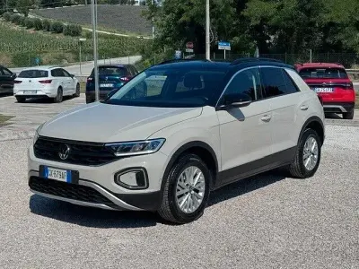 Usata VW T-Roc Life 110 CV (80 kW) 2022 Beige SUV