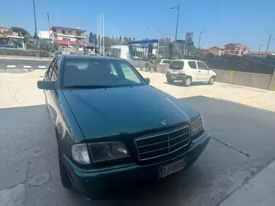 Usata Mercedes C220 125 CV (91 kW) 2000 Verde Berlina