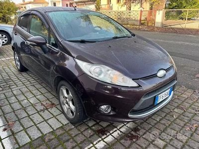 Begagnad Ford Fiesta Titanium 70 HK (51 kW) 2011 Röd Halvkombi