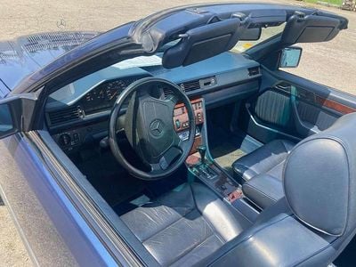 Usata Mercedes E200 136 CV (100 kW) 1994 Blu/azzurro Cabrio