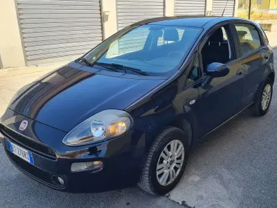 Usata Fiat Punto Lounge 69 CV (50 kW) 2014 Blu/azzurro Utilitaria