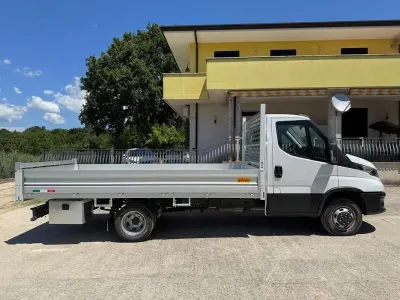 Usata Iveco Daily 140 CV (102 kW) 2021 Bianco Furgone