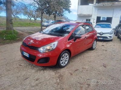 Usata Kia Rio EX 75 CV (55 kW) 2012 Rosso Berlina