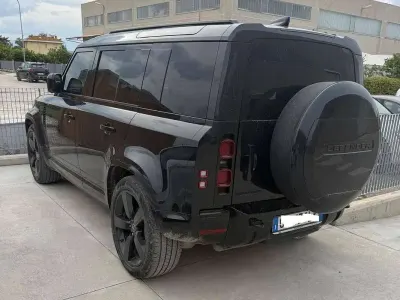 Usata Land Rover Defender SE Dynamic 200 CV (147 kW) 2025 Nero SUV