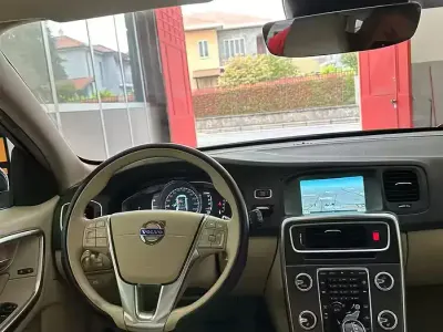 Usata Volvo V60 190 CV (139 kW) 2015 Station wagon