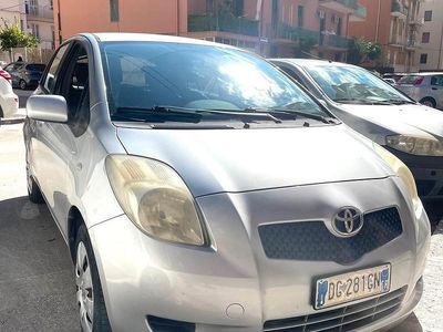 Usata Toyota Yaris 65 CV (47 kW) 2008 Grigio Berlina