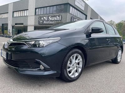 Usata Toyota Auris Hybrid 99 CV (72 kW) 2015 Nero Berlina