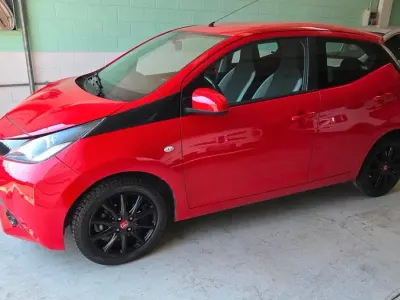 Usata Toyota Aygo X-play 69 CV (50 kW) 2016 Rosso Utilitaria