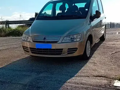 Usata Fiat Multipla 120 CV (88 kW) 2009 Grigio Monovolume