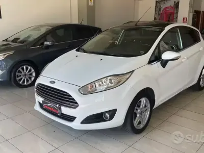 Usata Ford Fiesta 75 CV (55 kW) 2015 Bianco Utilitaria